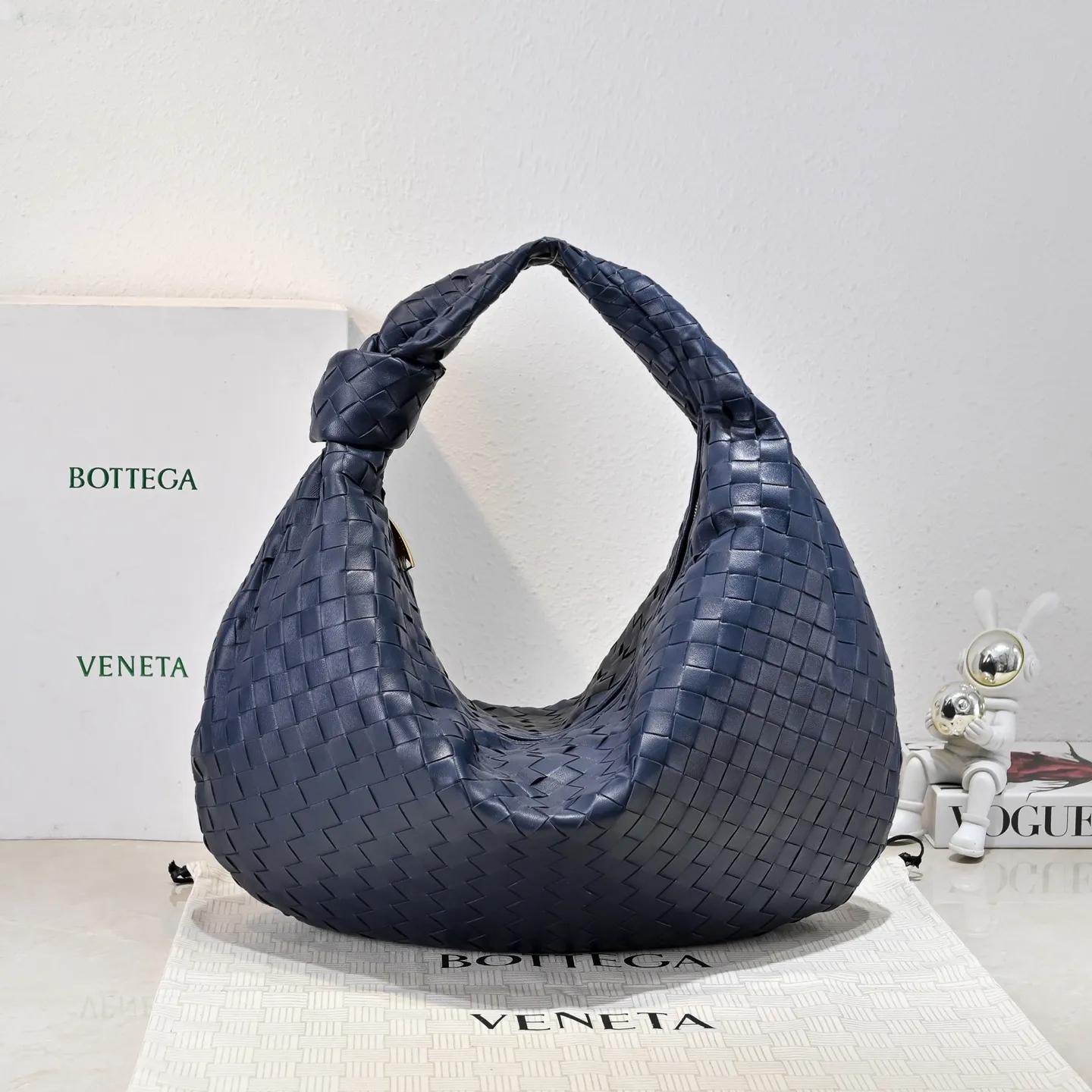Batch 2360 #JODIE Oversized size comes out~ The shape is still the same fashionable and good-looking. It is made of classic sheepskin weaving. The iconic weaving has always been the most proud design of BV. The soft shape is super suitable for concave shapes~ Not only the size has been changed, but the quality details are also more refined. The shape is more round and Q. The large size has more styles. It is not only practical and can fit everything, but also can carry Jodie’s fashionable concave shape. It is really practical and fashionable. It is awesome in capital letters!  Size: 54*50*20cm Model: 6699